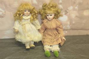 lot 53 image: VINTAGE EMERALD DOLL COLLECTION AND HERITAGE MINT 1988,89 PORCELAIN DOLLS