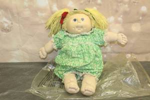 lot 56 image: VINTAGE 1984 MN THOMAS CABBAGE PATCH DOLL