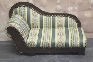 lot 59 image: VINTAGE DAYTON HUDSON VICTORIANFAINTING DOLL COUCH CHAISE