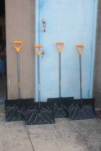lot 42 image: 4. TRUE TEMPER 18 SHOVELS 1627200 GREAT FOR SHOPS AND TRASH PICK UP