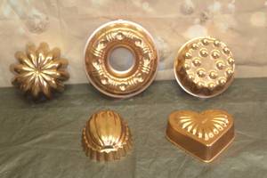 lot 101 image: LOT OF 5 VINTAGE 1970S BUNDT JELLO WALL HANGING DCOR MOLDS
