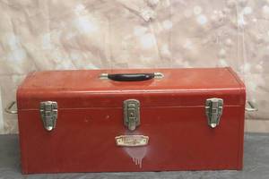 lot 106 image: VINTAGE CRAFTSMAN COMMERCIAL TOOL BOX WITH TRAY 24 LONG BY 10 TALL