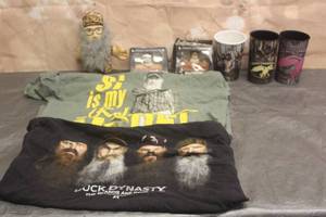 lot 112 image: DUCK DYNASTY LOT MEMORIBILIA