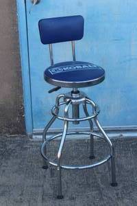 lot 4 image: KOBALT ADJUSTABLE HEIGHT MECHANIC STOOL