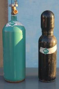 lot 16 image: 2 COMPRESSED GAS #2   TANKS BOTH WITH GAS.