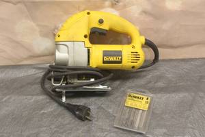 lot 23 image: DEWALT DW317 ORBITAL JIG SAW WITH JIG SAW BLADE SET