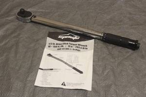 lot 25 image: EPAUTO 12 DRIVE CLICK TORQUE WRENCH WITH MANUAL