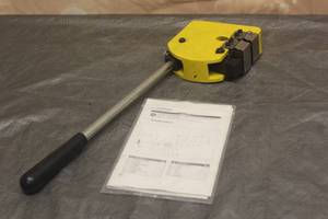 lot 26 image: HEAVY DUTY INDUSTRIAL SHRINKER STRETCHER FABRICATION TOOL WITH MANUAL