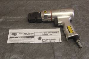 lot 28 image: ONYXASTRO PNEUMATIC 605PT PISTOL GRIP PUNCH FLANGE TOOL