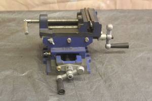 lot 122 image: HFS HEAVY DUTY CROSS SLIDE VISE DRILL PRESS MILLING MANCHINE