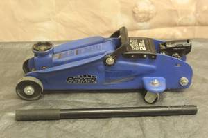 lot 140 image: POWER TORQUE 2 TON HYDRAULIC TROLLEY JACK 4000LB MAX PT34136