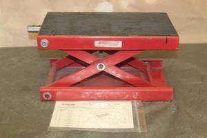 lot 156 image: EXTREME MAX WIDE MOTORCYCLE SCISSOR JACK 1100LB MAX WITH MANUAL