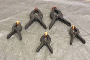 lot 174 image: 5 PLASTIC SPRING CLAMPS TWO 6.5 AND THREE 4