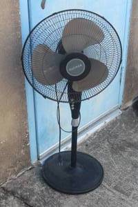 lot 188 image: HOLMES 16 FLOOR FAN HSF1610A