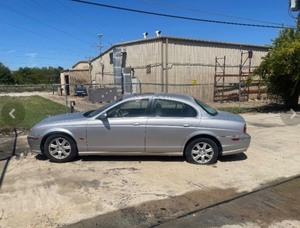 lot 202 image: 2003 JAGUAR S TYPE STARTS RUNS AND DRIVES CLEAN CLEAR TEXAS BLUE TITLE READ DESCRIPTION FOR VIDEO AND DETAILS