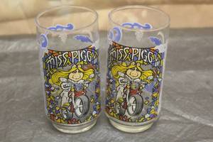 lot 205 image: 2 VINTAGE 1981 MCDONALDS HENSON ASSOCIATES INC MISS PIGGY COLLECTOR GLASES