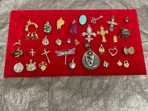 lot 90 image: GENEROUS AMOUNT OF ASSORTED NECKLACE CHARMS 30 PLUS PCS