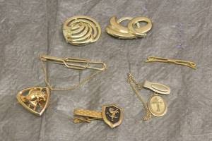 lot 215 image: VINTAGE TIE AND SCARF CLIPS BY HICKOK AND STRATTON IMITATION