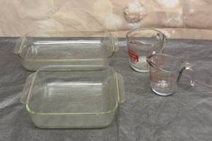 lot 232 image: 2 PYREX GLASS BAKEWARE  2QT AND 2 ANCHOR HOCKING MEASURING CUPS