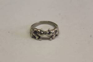 lot 236 image: STERLING SILVER 925 ELEPHANT RING WEIGHS 3.2GRAMS