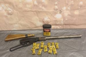 lot 246 image: DAISY BB RIFLE 105B WITH GENEROUS AMOUNT OF BBs  RIFLE L DOES  COCK AND SHOOTS