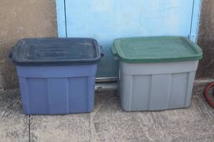 lot 263 image: 2 RUBBERMAID ROUGHNECK 18 GALLON TOTES WITH LIDS