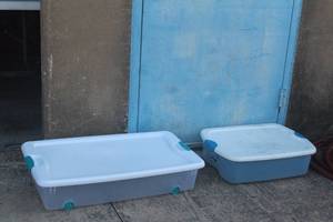 lot 265 image: 2 STERILITE LATCHING LIDDED TOTES 55QT WITH WHEELS AND 35QT