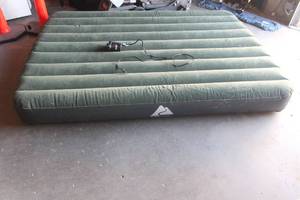 lot 283 image: OZARK TRAIL FULL SIZE AIR MATTRESS WITH PUMP