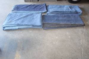 lot 293 image: 4 MOVING BLANKETS