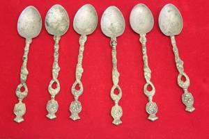 lot 32 image: TOTAL OF 6 VINTAGE ITALIAN MONTAGNANI STYLE DEMITASSE SPOONS