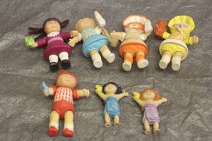 lot 33 image: TOTAL OF 6 VINTAGE MINI 1990S CABBAGE PATCH COLLECTIBLE DOLLS