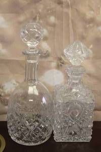 lot 34 image: TOTAL OF 2 CRYSTAL GLASS DECANTERS WITH STOPPERS