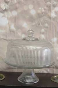 lot 36 image: VINTAGE ANCHOR HOCKING MONACO GLASS CAKE STAND WITH DOME , 11DIAM