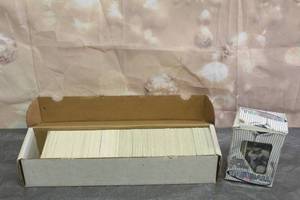 lot 37 image: GENEROUS AMOUNT BASEBALL CARDS  SEE PICS