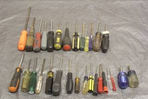lot 72 image: TOTAL OF 30 ASSORTED DRANDSIZE PHILLIPS HEAD SCREW DRIVERS