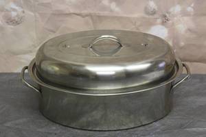 lot 8 image: VINTAGE  17 ALUMINUM ROASTER WITH LID