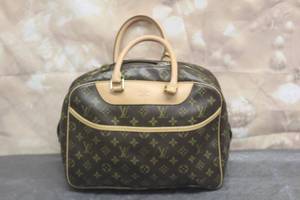 lot 9 image: LOUIS VUITTON MONOGRAM  HANDBAG 13L