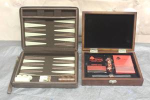lot 29 image: VINTAGE TRAVEL BACKGAMMON GAME SET IN LEATHER CASE  & CARNIVAL PLAYERS CARD SET IN WOOD CASE