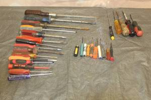 lot 78 image: TOTAL OF 30 ASSORTED BRANDSIZE FLAT HEAD SCREW DRIVERS