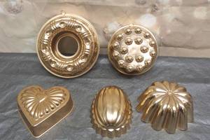 lot 82 image: TOTAL OF 5 VINTAGE MCM COPPER WALL HANGING  JELLO MOLDS