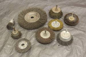 lot 91 image: TOTAL OF 9 ASSORTED BRANDSIZE CRIMPED WIRE WHEEL BRUSHES