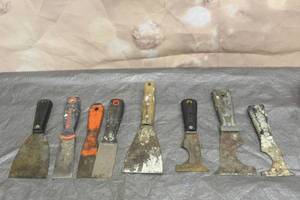 lot 100 image: TOTAL OF 8 ASSORTED BRAND PUTTY KNIVES  SCRAPPERS