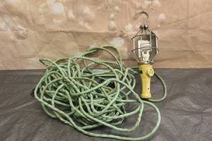 lot 102 image: MCGILL MFG WORK LIGHT