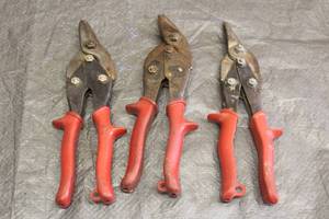 lot 103 image: 3 ASSORTED AVIATION TIN SNIPS 10 WISS, STANLEY AND BLUE POINT