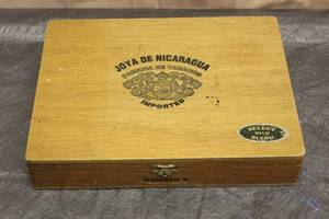 lot 119 image: JOYA DE NICARAGUA CIGAR BOX
