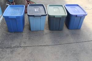 lot 134 image: 4. 18 GAL LIDDED TOTES