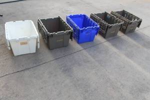lot 135 image: 5. 18 GAL HINGED LID TOTES