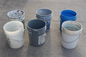 lot 138 image: 6. 5 GAL BUCKETS