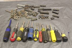 lot 157 image: 12 ASSORTED RATCHET SCREWDRIVERS AND GENEROUS AMOUNT OF ASSORTED BITS