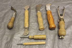 lot 165 image: LOT OF 7 VINTAGE WOOD WORKING TOOLS